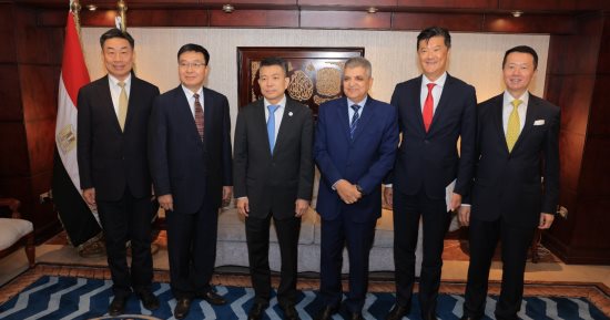 الفريق أسامة ربيع يبحث مع وفد الخط الملاحى العالمي COSCO سبل التعاون