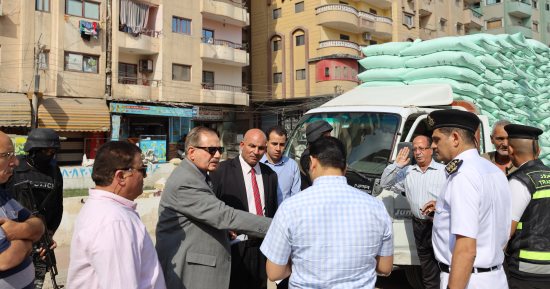 محافظ كفر الشيخ يتفقد الأسواق ويضبط سيارة محملة بالدقيق البلدى