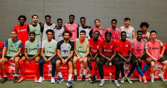 محمد صلاح يعيش يومًا مع مجموعة من اللاجئين التابعين لمؤسسة ليفربول
