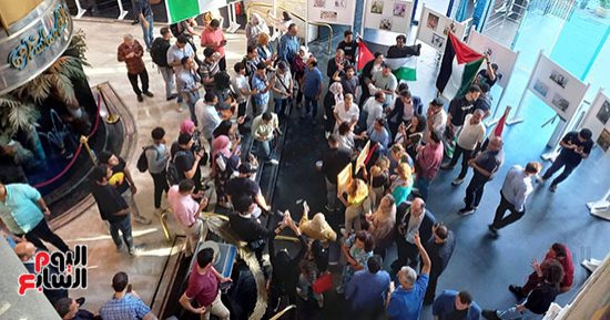 حرق العلم الإسرائيلى داخل مقر نقابة الصحفيين تضامنا مع الشعب الفلسطينى