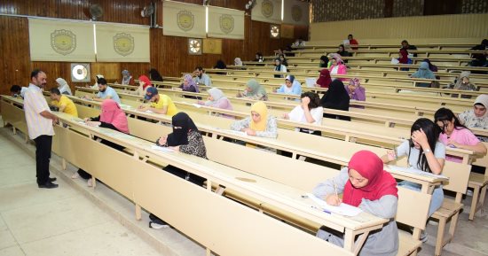 925 طالبا يؤدون امتحانات القبول للالتحاق ببرامج التعليم المدمج بجامعة سوهاج