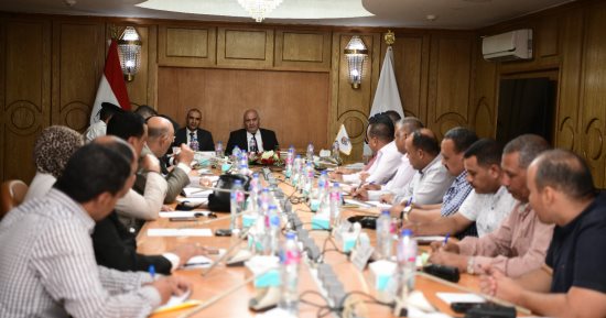 محافظ قنا يترأس الاجتماع الدورى للجنة العامة لحماية الطفل
