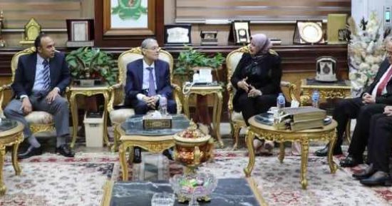 محافظ المنيا ووفد مدارس النيل الدولية يبحثان آليات التوسع فى إقامة مدارس النيل بالمحافظة  