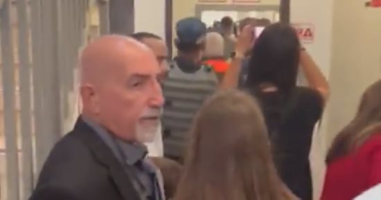 شاهد لحظة فرار وزير الخارجية البريطانى بعد سماع صافرات الإنذار بالقدس المحتلة
