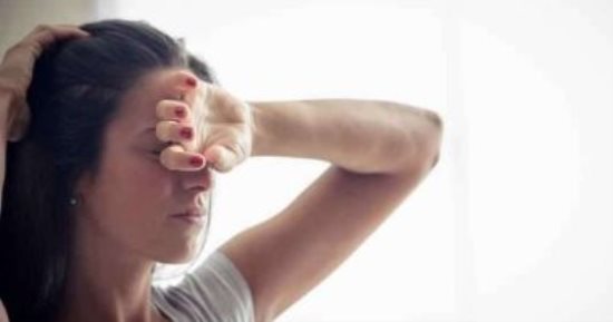6 أفكار سلبية تجذب لك القلق المفرط.. ما تبصش وراك وبلاش دور الضحية