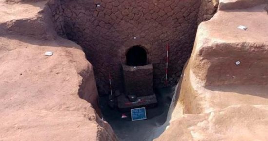 اكتشاف مقبرة عمرها 2000 عام تضم جدارية لقصة أسطورية يونانية قديمة
