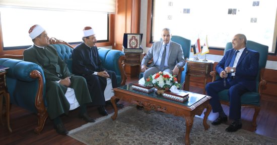 محافظ سوهاج يلتقى نائب رئيس المنظمة العالمية لخريجى الأزهر لبحث سبل التعاون