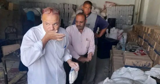 ضبط مركز تعبئة مواد غذائية غير مرخص بسوهاج