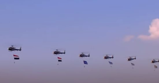 طائرات الهليكوبتر تحمل علمى مصر والقوات المسلحة فى حفل تخريج الكليات العسكرية.. صور