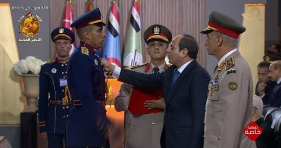 الرئيس السيسي يمنح أنواط الامتياز لأوائل خريجى الكليات العسكرية (صور)