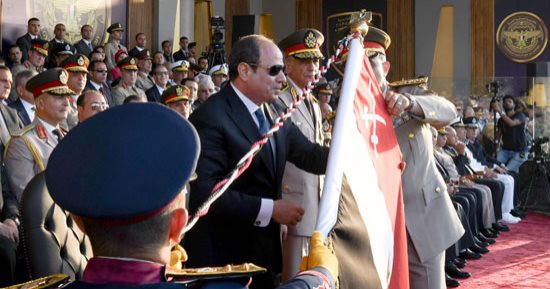 الرئيس السيسي يصدق على منح علم القوات المسلحة وسام الجمهورية العسكري.. صور