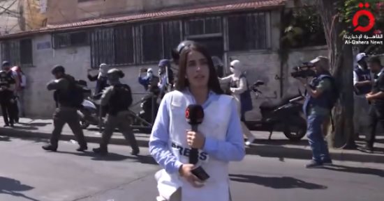 مراسلة القاهرة الإخبارية تستكمل تغطيتها رغم تعرضها للقنابل المسيلة للدموع بالقدس