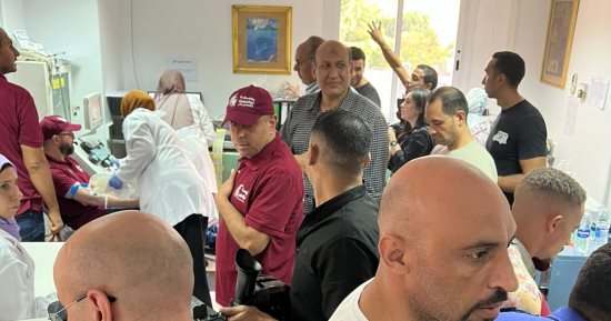 إقبال كثيف من أهالى الجيزة للتبرع بالدم لدعم الأشقاء الفلسطينيين.. صور