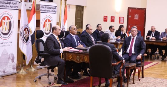 حازم عمر يتقدم للهيئة الوطنية بـ68 ألف تأييد من المواطنين بانتخابات الرئاسة.. صور