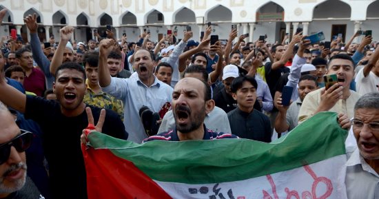 مئات من المواطنين يرددون هتافات داعمة لغزة بالجامع الأزهر
