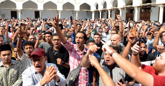 وقفات تضامنية مع الشعب الفلسطينى أمام الجامع الأزهر.. المواطنون رفعوا الأعلام الفلسطينية منددين بجرائم الاحتلال الإسرائيلى.. ورددوا العبارات التضامنية مع أهل غزة.. والأزهر يوجه التحية للشعب الشقيق على صموده