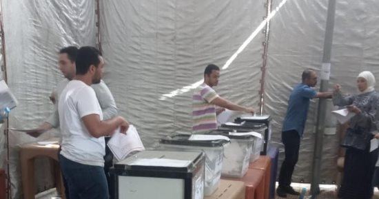 الأطباء يقبلون على التصويت فى انتخابات نقابتهم بالفيوم.. صور