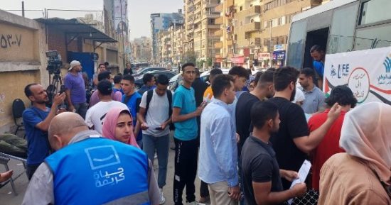 إقبال من أهالى الشرقية على التبرع بالدم لصالح الأشقاء فى فلسطين