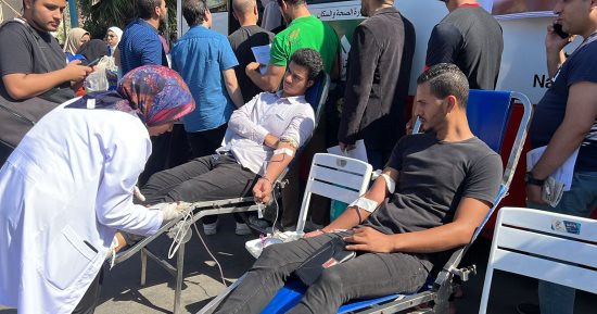 ملحمة فى حب فلسطين بالإسكندرية.. شباب عروس البحر المتوسط يتسابقون للتبرع بالدم للفلسطينيين.. ويؤكدون: أقل شىء نقدمه لأشقائنا.. ومسئولو حملة التبرع: إقبال كبير من كل الأعمار ونبحث تكرارها.. صور