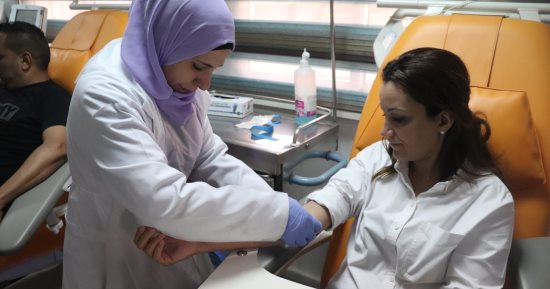 أهالى الجيزة يسجلون حضورا لافتا فى حملة التبرع بالدم للأشقاء الفلسطينيين.. صور
