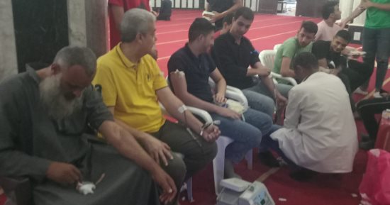 إقبال المواطنين على التبرع بالدم لصالح الفلسطينيين أمام مسجد الاستاد في كفر الشيخ