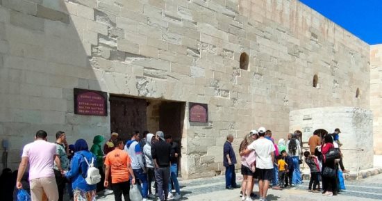 رواج سياحى بالإسكندرية.. عروس البحر المتوسط تجذب سياح العالم.. إقبال كبير على قلعة قايتياى والمتاحف.. مدير الآثار: الأجانب يعشقون المدنية طول السنة.. الحجز الإلكترونى بالهاتف ساعد فى زيادة أعداد الزائرين