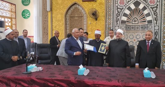 وزير الأوقاف يكرم الفائزين بمكافأة التميز الوظيفى ويمنحهم مكافأة وشهادة تقدير