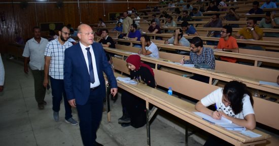 رئيس جامعة سوهاج يتابع أعمال امتحانات الفرقة السادسة بكلية الطب البشري