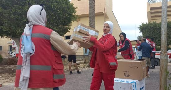 استمرار تدفق المساعدات الإنسانية على مطار العريش.. والهلال الأحمر يفرغ شحنة مساعدات منظمة الصحة العالمية