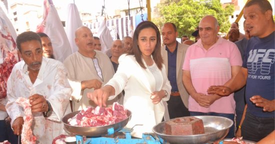 نائب محافظ البحيرة تفتتح معرض السلع الغذائية المخفضة بدمنهور.. صور