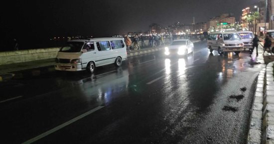 هطول أمطار على الإسكندرية بالتزامن مع تمركز سيارات الصرف الصحي.. صور