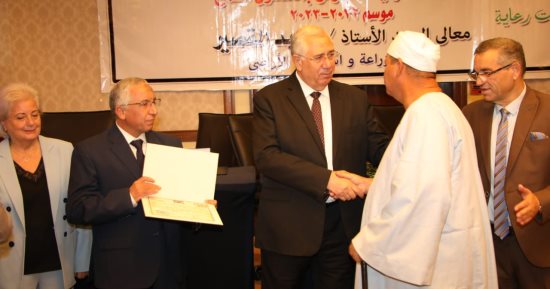 ‫وزير الزراعة يكرم أفضل مزارعى القمح لدورهم فى تحقيق الأمن الغذائى