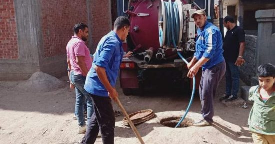 تطهير شبكات وخطوط انحدار الصرف الصحى بمركز منيا القمح فى الشرقية