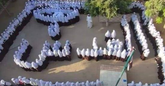 فتيات معهد أولاد نجم الأزهرى بقنا يكتبن بأجسادهن كلمة القدس فى طابور الصباح