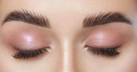 8 نصائح للحصول على حواجب متساوية.. أساسية لمكياج مثالي 
