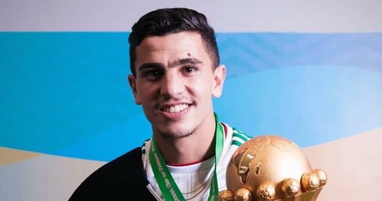 يوسف عطال نجم الجزائر يتراجع عن دعم فلسطين بعد تهديدات بالطرد من فرنسا