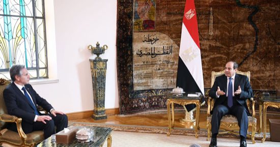 مصر ودور تاريخى فى الانحياز للفلسطينيين.. نجحت فى إنهاء الحروب الإسرائيلية على غزة وإعادة الهدوء الأمنى للقطاع.. وكثفت اتصالاتها لوقف عدوان الاحتلال الغاشم بعد "طوفان الأقصى".. ونجحت فى تجهيز قوافل المساعدات