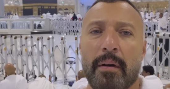 أحمد فهمى من أمام الكعبة: اللهم انصر أهلنا فى غزة وفلسطين