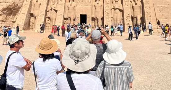 معبد أبو سمبل يستقبل أفواجا سياحية من مختلف دول العالم.. صور