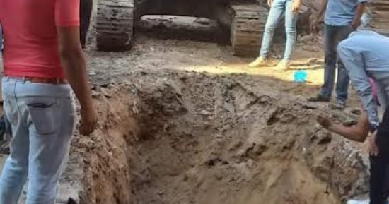 حى المنتزه بالإسكندرية يواصل إصلاح هبوط أرضى بمدخل الفلكى