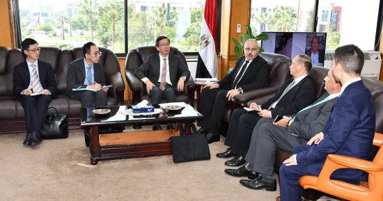 رئيس جامعة قناة السويس يستقبل نائب وزير التعليم الصينى.. اعرف التفاصيل