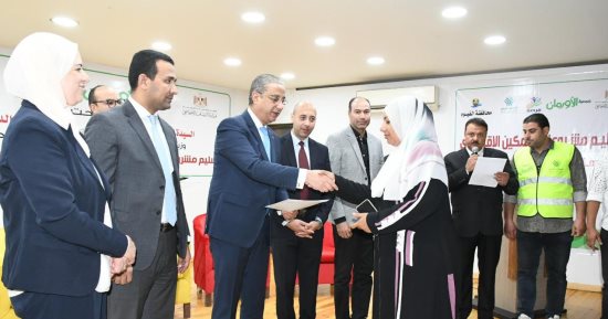 محافظ الفيوم يسلم دعما ماليا للمستفيدين الأولى بالرعاية لتنمية مشروعاتهم