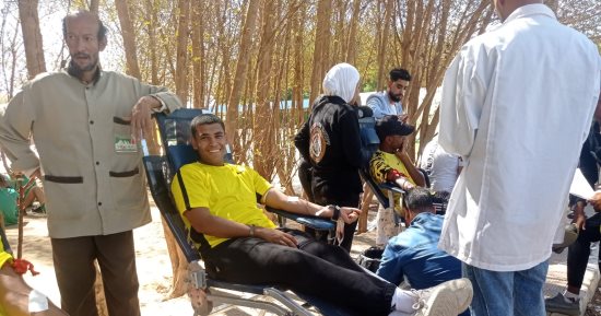 طلاب جامعة جنوب الوادى يسارعون للتبرع بالدم للأشقاء فى فلسطين.. صور