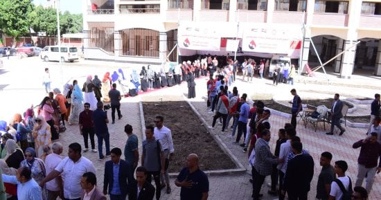 طلاب من أجل مصر بجامعة سوهاج يواصلون حملة التبرع بالدم للأشقاء فى فلسطين