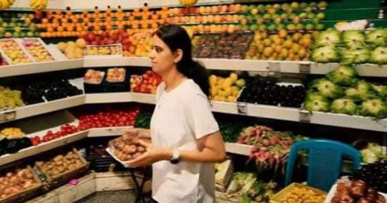 بـ100 راجل.. آية سددت ديون والدها من الوقوف فى محل الفاكهة الخاص به
