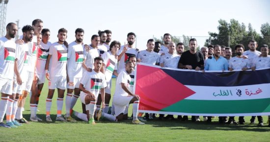 لاعبو بروكسى يرتدون تيشيرتات وعلم فلسطين قبل مواجهة المقاصة.. صور