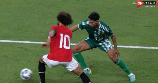 75 دقيقة.. منتخب مصر بقيادة محمد صلاح يتقدم على الجزائر (1 - 0)