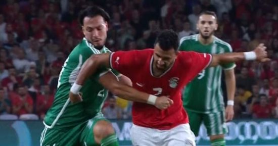 منتخب مصر يجبر الجزائر على التعادل بـ10 لاعبين.. صلاح يقود زملاءه لمباراة كبيرة.. فيتوريا يواصل نتائجه المميزة.. حمدى فتحى يواصل التوهج.. طرد هانى يربك الحسابات.. وواقعية البرتغالى تفرض نفسها على محاربى الصحراء