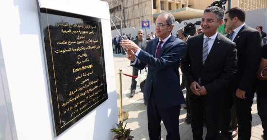  "الخدمة من داخل السيارة".. وزير الاتصالات يفتتح أول نموذج من الجيل الجديد لمكاتب البريد
