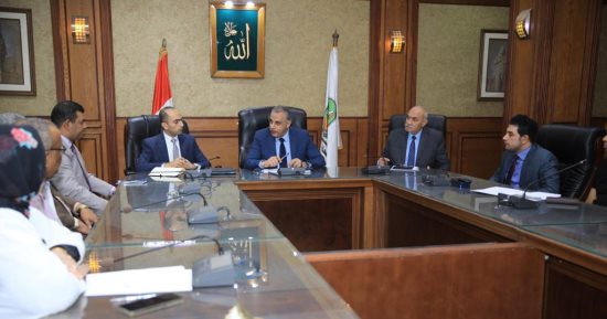 محافظ سوهاج يعقد اجتماعا لمناقشة آليات إطلاق جائزة التميز الوظيفي